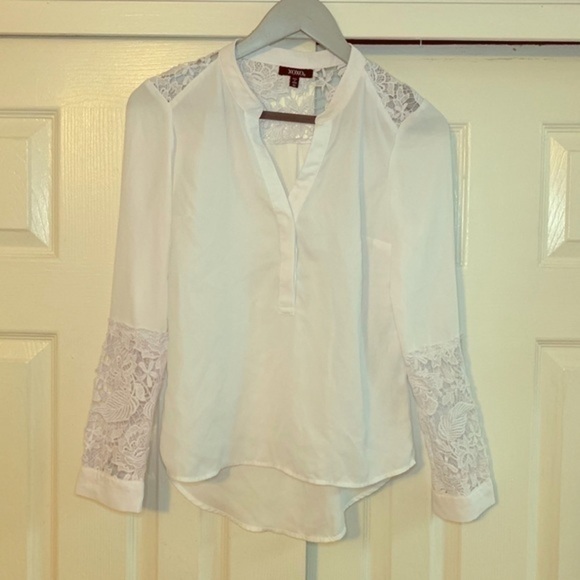 XOXO White Floral Design Cut-out button up top Size XS - Picture 1 of 7